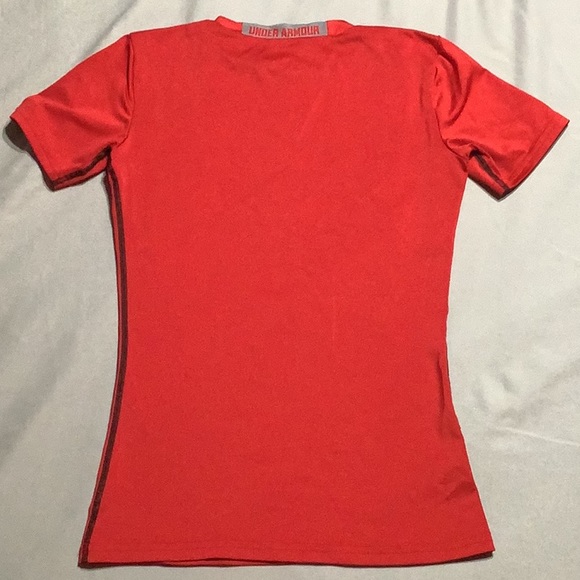 💥 Red Under Armour HeatGear youth Med fitted top - Picture 6 of 8